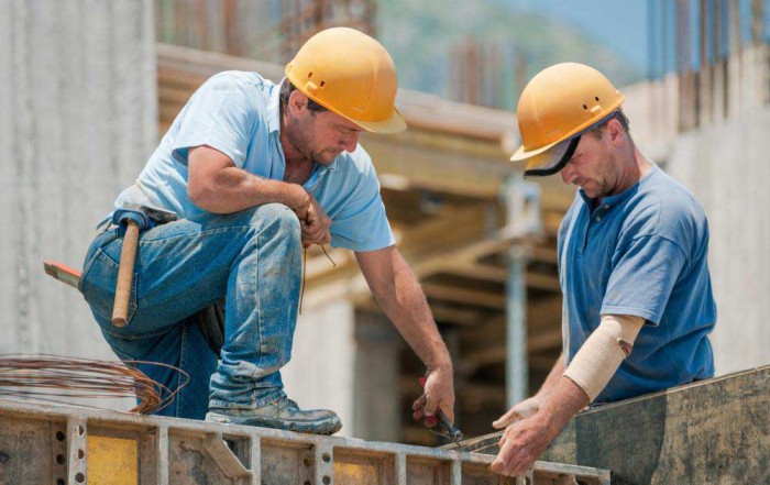 مهندسان و کارگران در حال ساختن ساختمان